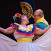 Imagen de un hombre y una mujer mayores bailando cumbia con sus respectivos trajes tipícos.
