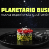 Imagen de un plato de comida con fondo de estrellas y en letras 'El Planetario busca una experiencia gastronómica'