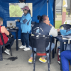 Foto que muestra personal de la Secretaría de Salud atendiendo a dos mujeres 