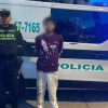 Un hombre capturado junto a un policía 