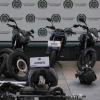 Foto que muestra dos policías, tres motos y autopartes 