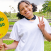 Imagen de una niña con un aviso de Festival Reverso 2025