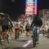 Ciudadanos montando bicicleta en la noche.