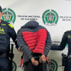 Abusador capturado en medio de dos policías.