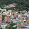 Vista panorámica de Bogotá con edificios residenciales y comerciales de diferentes alturas en primer plano.