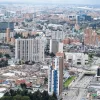 Vista aérea del centro de Bogotá con edificaciones residenciales, comerciales e institucionales de diferentes alturas