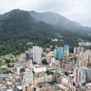 En la foto se aprecia una panorámica de la ciudad, con un cielo nublado.