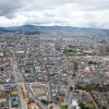 Vista aérea panorámica de Bogotá con alta concentración de edificaciones residenciales y comerciales.