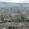 Vista aérea del centro de Bogotá con edificaciones residenciales, comerciales e institucionales de diferentes alturas