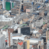 Vista aérea del centro de Bogotá con edificaciones residenciales, comerciales e institucionales de diferentes alturas.