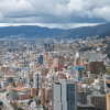 Vista panorámica de Bogotá con edificios residenciales y comerciales de diferentes alturas en primer plano.