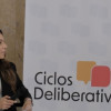 Una mujer liderando el sorteo de los Ciclos Deliberativos 