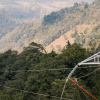 Foto que muestra personas con el uniforme de Enel Colombia realizando trabajos en una antena de energía