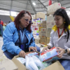Foto de funcionarios del distrito recibiendo donaciones en Bogotá.