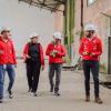 Funcionarios del IDRD con cascos de seguridad recorren una obra en construcción, donde se adelantan trabajos de recuperación de los coliseos menores de la Unidad Deportiva El Salitre.
