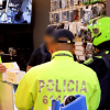Policías inspeccionando establecimiento de venta de celulares.