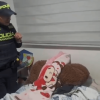 Uniformado de la policía frente a la niña rescatada.