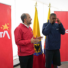 Imagen del deportista Ronal Longa y el director del IDRD Daniel García Cañón