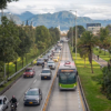Foto que muestra un TransMilenio 