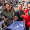 Personas hablando y revisando papeles 