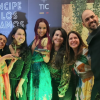 Imagen del equipo de la serie acompañando a Sara quien carga el premio en sus manos.