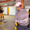 Foto que muestra tres personas con cascos revisando una pared 