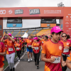 Participantes de la Carrera de la Solidaridad cruzan el punto de salida en el estadio El Campín.