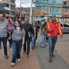 Foto que muestra personas caminando por las calles 