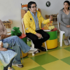 Foto que muestra cuatro personas hablando 