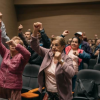 Foto de unos adultos mayores en un taller
