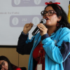 Foto de una mujer hablando en una charla 