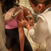 Foto que muestra una enfermera colocando una vacuna en un brazo 