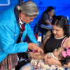 Personal de salud aplicando vacunas a un paciente pediátrico