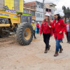 La Secretaria de Ambiente y la Directora de la UMV caminando en una vía de Bosa. 