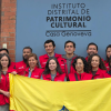 Imagen de voluntarios del IDPC al frente de la sede Casa Genoveva