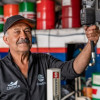 Foto de un hombre de 50 años laborando en una empresa de mecánica autromotríz en Bogotá.