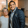Foto que muestra un hombre y una mujer sonriendo 