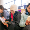 Imagen de 3 mujeres leyendo libros en bibliotecas públicas de Bogotá