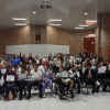 Grupo de personas posando para la foto de grado del programa de formación, mostrando sus diplomas.