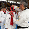 Foto de un niño recibiendo un medalla 