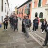 Foto de un guía turístico en un recorrido por las calles del centro de Bogotá.