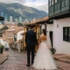Foto de una pareja re recién casados en una de las calles del centro histórico de Bogotá.