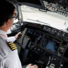 Foto de un piloto en la cabina de un avión en el Aeropuerto Internacional El Dorado de Bogotá.