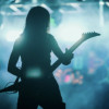 Foto de un hombre tocando guitarra eléctrica en tarima de Rock al Parque.