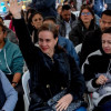 Foto de un grupo de ciudadanos en en una feria de comerciantes en Bogotá.