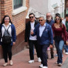 Foto de un guía de turismo, recorriendo las calles del centro de Bogotá con un grupo de turistas.