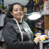 Foto de una mujer en su negocio de textiles en Bogotá.