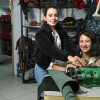 Foto de dos mujeres en una empresa local de textiles en Bogotá.