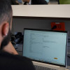 Foto de un hombre consultando un computador durante un proceso de capacitación en Bogotá.