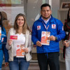 Foto de la primera Dama de Bogotá, Carolina Deik, en la Feria EVA en el Parque de la 93, junto a funcionarios de la Cruz Roja.